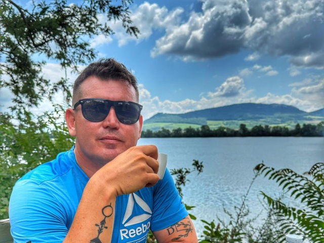 Dostať komunikačného partnera k stolu, vedie k "silnejšej chémii", ako posielať emaily.
