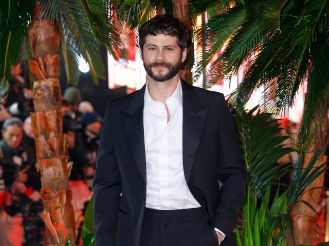 Herec Dylan O'Brien na premiére filmu Pošlite pomoc.