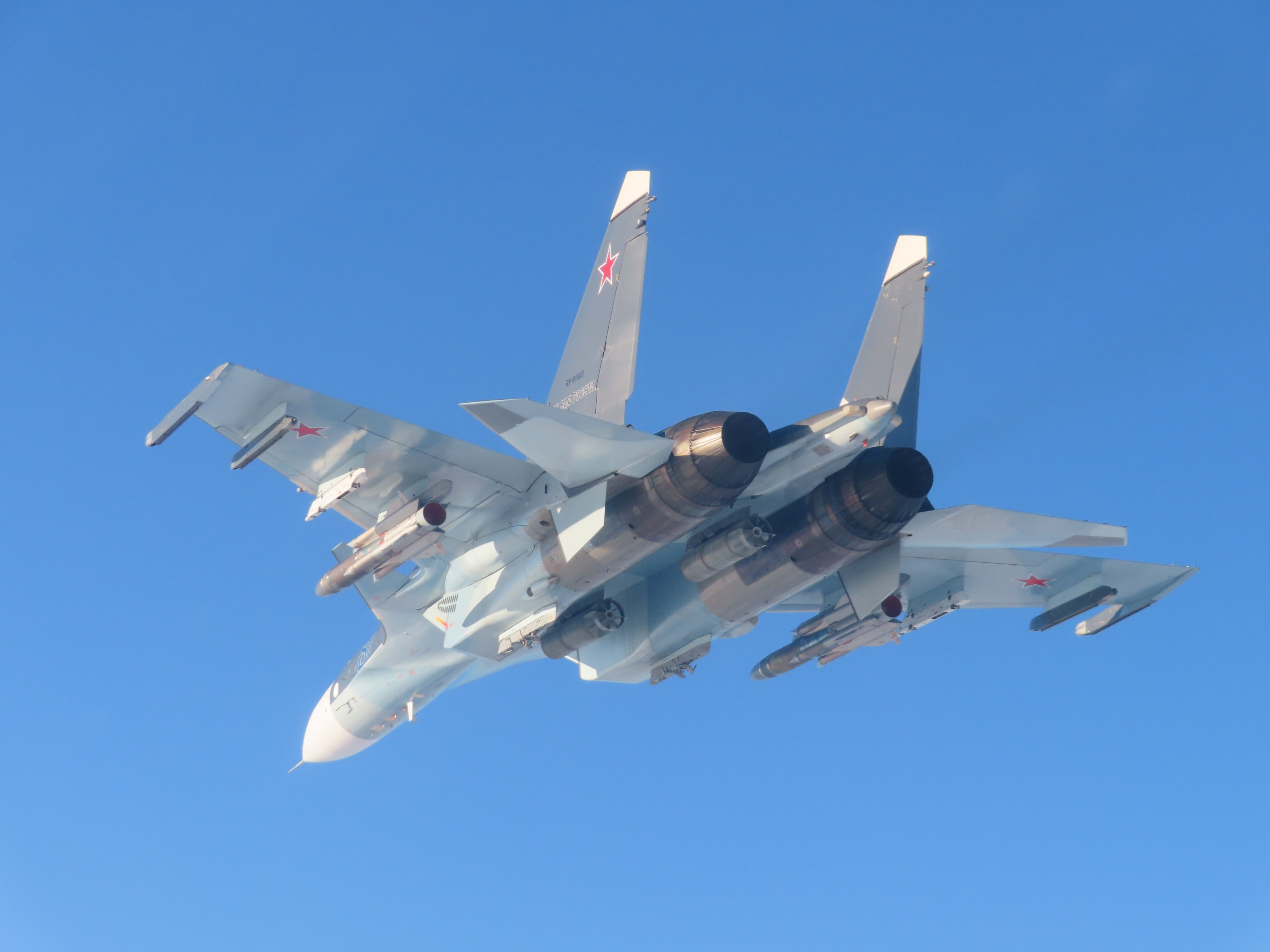Vyzbrojený Su-30SM2 ruského námorného letectva zachytený španielskymi vzdušnými silami nad Baltickým morom.
