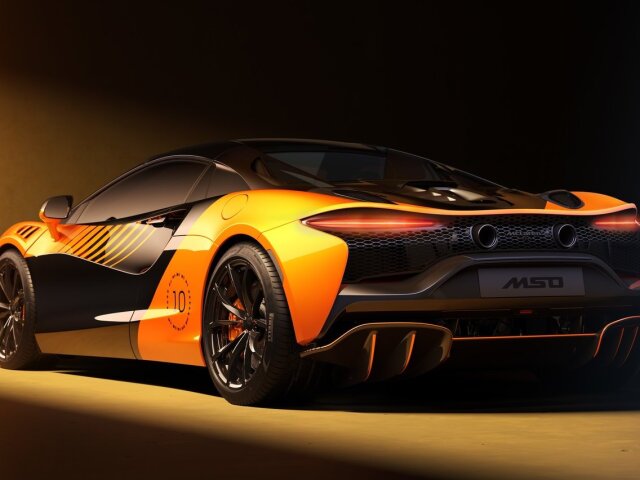 Na technike sa nič nemenilo. A nebol k tomu ani dôvod. Veď tento  dvojmiestny roadster s hmotnosťou 1 498 kg má v „rukáve“ rovných 500 kW.