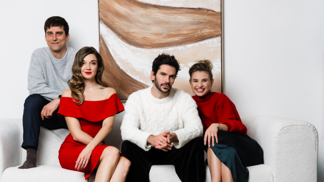 Noël Czuczor s hereckými kolegami Dávidom Uzsákom, Viktóriou Petrášovou a Emily Bédi Drobňákovou v seriáli Osud.
