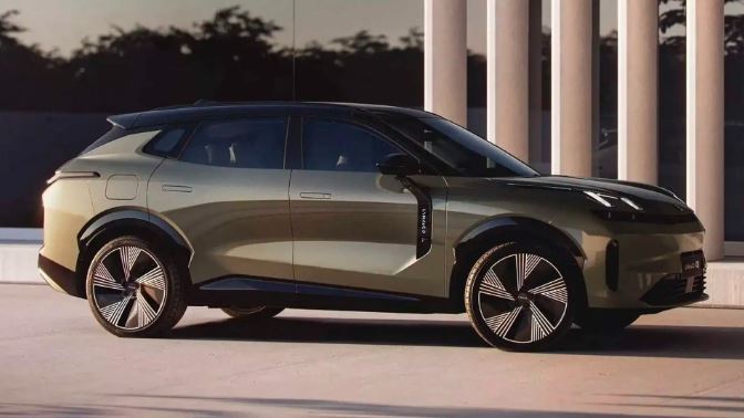 Lynk & Co 08 má deklarovaný dojazd na elektrinu 200 km.
