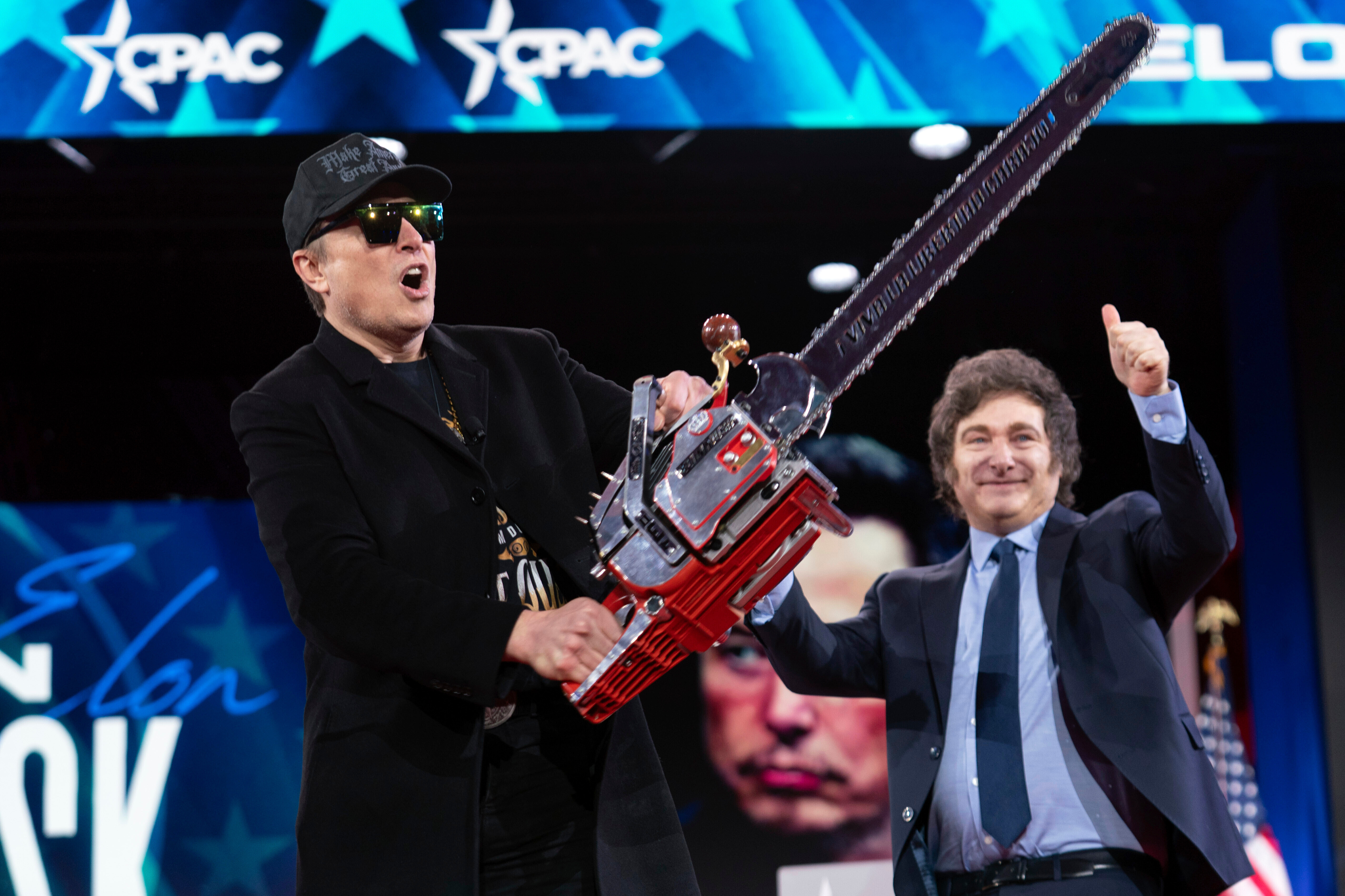 Elon Musk drží motorovú pílu, ktorú dostal od argentínskeho prezidenta Javiera Mileiho.