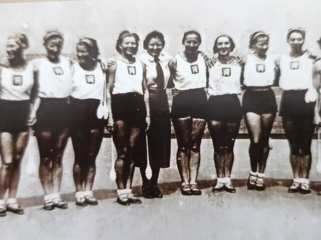 Matylda Pálfyová je prvou Slovenkou, ktorá získala na olympijských hrách medailu. V roku 1938 bol v dužstve, ktoré vyhralo majstrovstvá sveta. Pálfyová je tretia sprava.