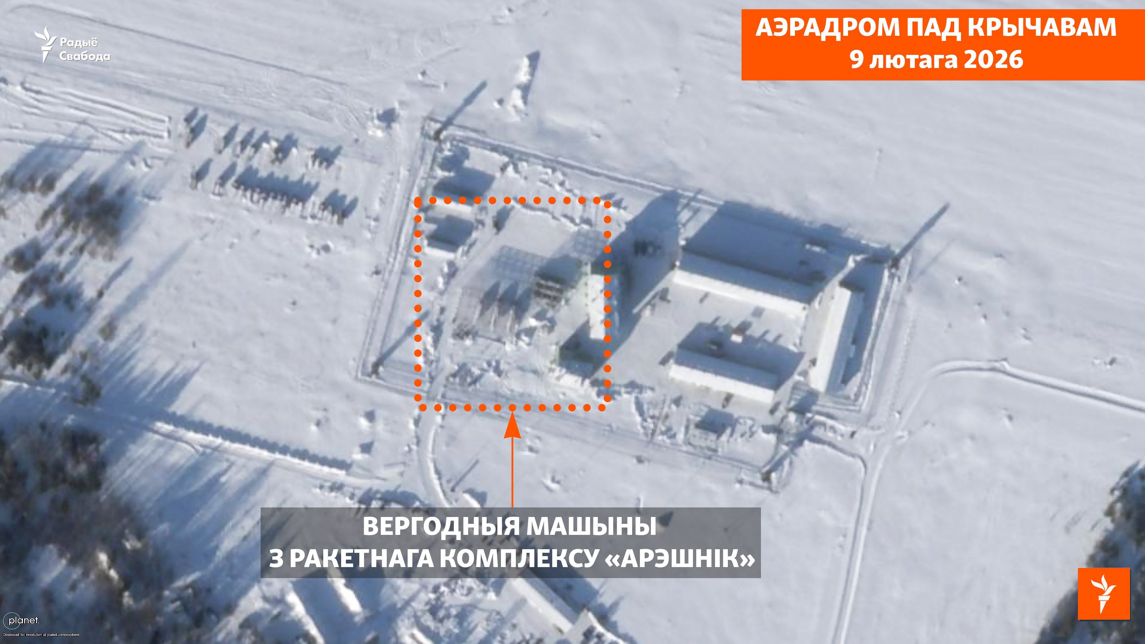 Satelitná snímka z 9. februára 2026, ktorú urobila spoločnosť Planet Labs. Tá zrejme zachytila vozidlá z raketového komplexu Orešnik na území bývalého vojenského letiska Kričev-6 v Bielorusku.