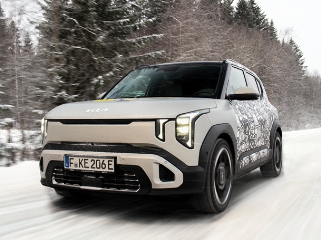 Kia EV2 zo Žiliny je neoficiálnym víťazom testu. Zúčastnil sa ho totiž prototyp, nie sériové auto. Je sa na čo tešiť, pretože EV2 vykázala absolútne najnižšiu odchýlku v dojazde – len 24,8 %.
