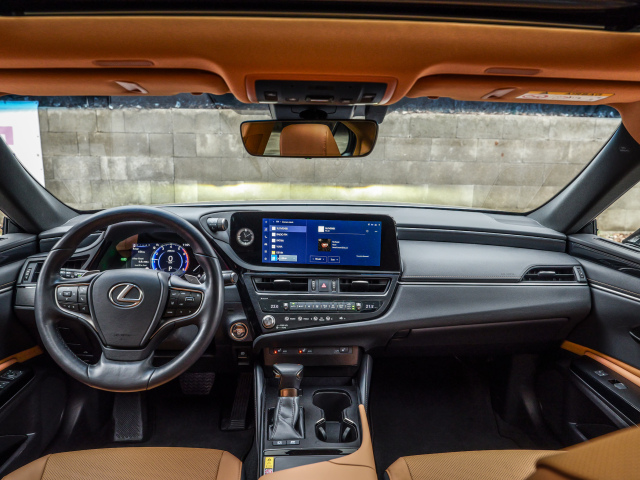 Lexus ES Legacy Edition - test 2025