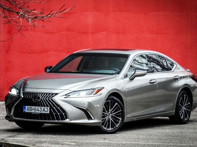 Lexus ES Legacy Edition je skvelo nakonfigurovaná výbehová edícia. V cene máte aj túto zaujímavú irídiovú metalízu Sonic či 18-palcové disky Prestige.