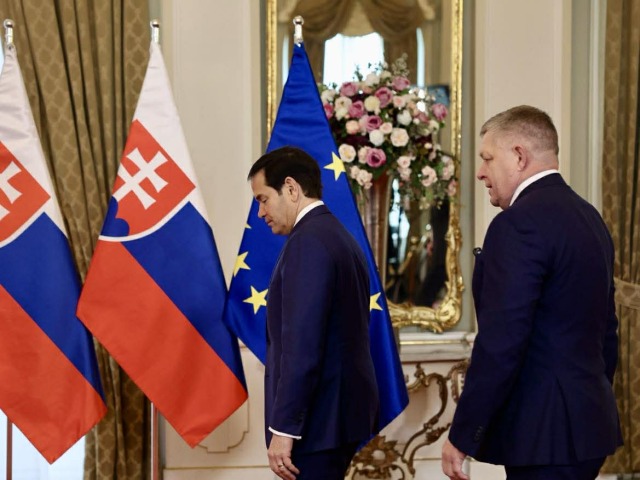Minister zahraničných vecí USA Marco Rubio (vľavo) a premiér SR Robert Fico