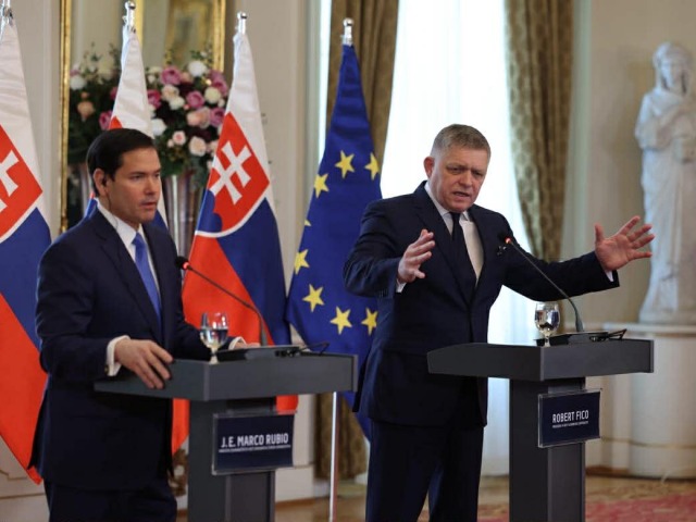 Minister zahraničných vecí USA Marco Rubio (vľavo) a premiér SR Robert Fico
