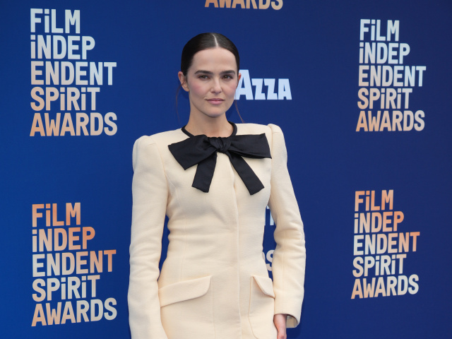 Herečka Zoey Deutch prišla v kreácii Valentino. 