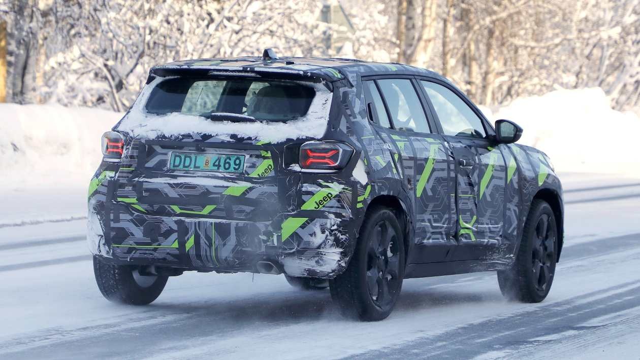 Zachytený testovací prototyp je mild-hybridná verzia, čo prezrádza výfuk.