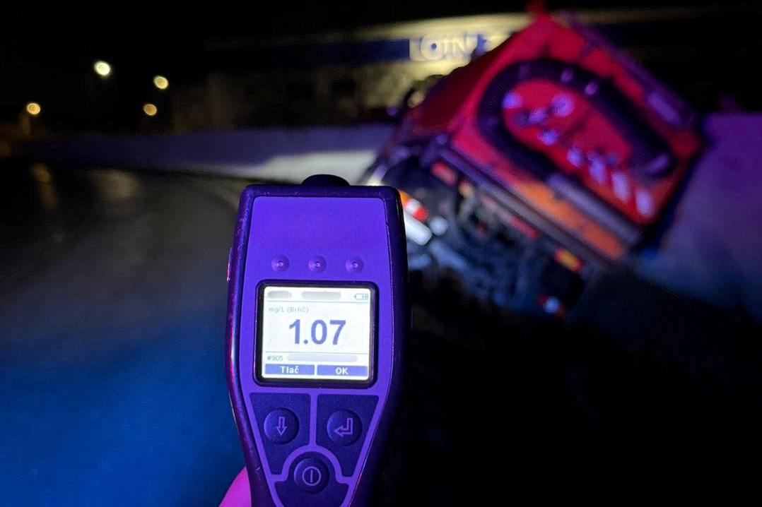 Cestárovi, ktorý šoféroval špeciálne pracovné vozidlo, namerali pri druhej dychovej skúške dokonca až 2,23 promile alkoholu v krvi.