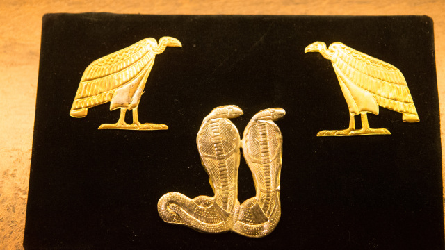 Kobra, resp. bohyňa do nej vtelená, je symbolom Dolného Egypta, sup, resp. boh v tejto podobe je znakom Horného Egypta. Objavovali sa na rôznych kráľovských ozdobách a insígniách, zhotovení zo zlata.