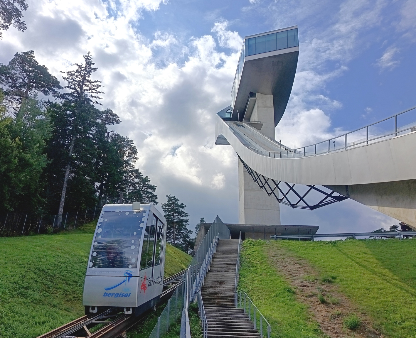 Skokanský mostík Bergisel v Innsbrucku od architektky Zahy Hadid je dynamickou sochou v alpskej krajine – futuristická silueta symbolizuje odvahu a novú éru zimných športov.
