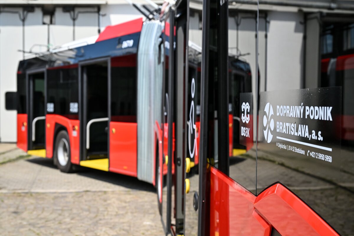 SR DPB Bratislava predstavenie hybridný trolejbus BAX