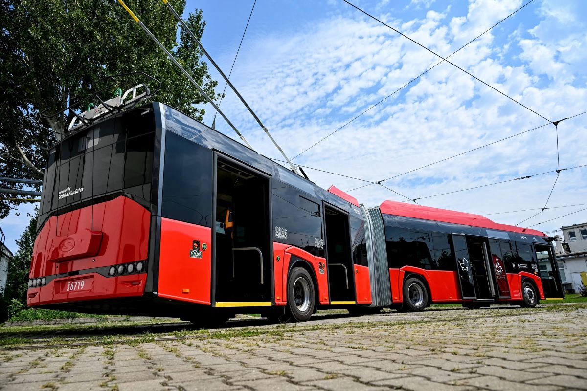 SR DPB Bratislava predstavenie hybridný trolejbus BAX