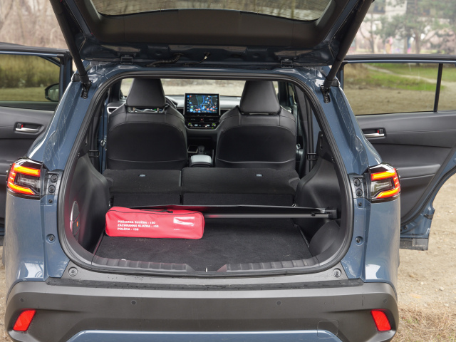 Ani kufrom neláme Corolla Cross rekordy. Verzia AWD-i s druhým zadným elektromotorom má len 390 litrov až o 85 menej v porovnaní s predokolkou. No a nepomáha ani variabilitou. Podlaha nie je prestaviteľná a po sklopení zadných operadiel, delených v klasickom pomere 40 : 60, vzniká veľký schod.