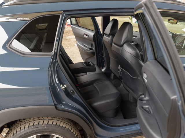 Škoda, že Toyota postavila Corollu Cross na kratšom rázvore hatchbacku. Na zadných sedadlách to nejde utajiť. Rezerva na nohy nie je naozaj veľká.