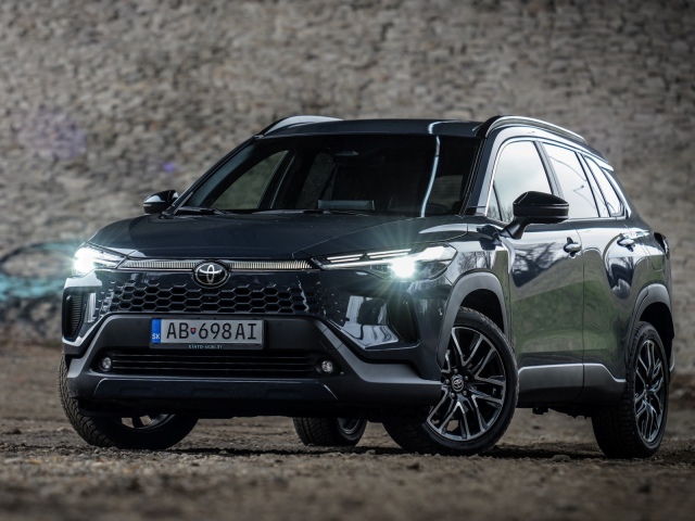 Po modernizácii dostala Corolla Cross oveľa civilnejší vzhľad prednej časti. Pôvodne „off-roadovú“ masku nahradili civilnejšie a aerodynamickejšie tvary. Svedčí jej to. Nové sú aj matrixové LED svetlá.