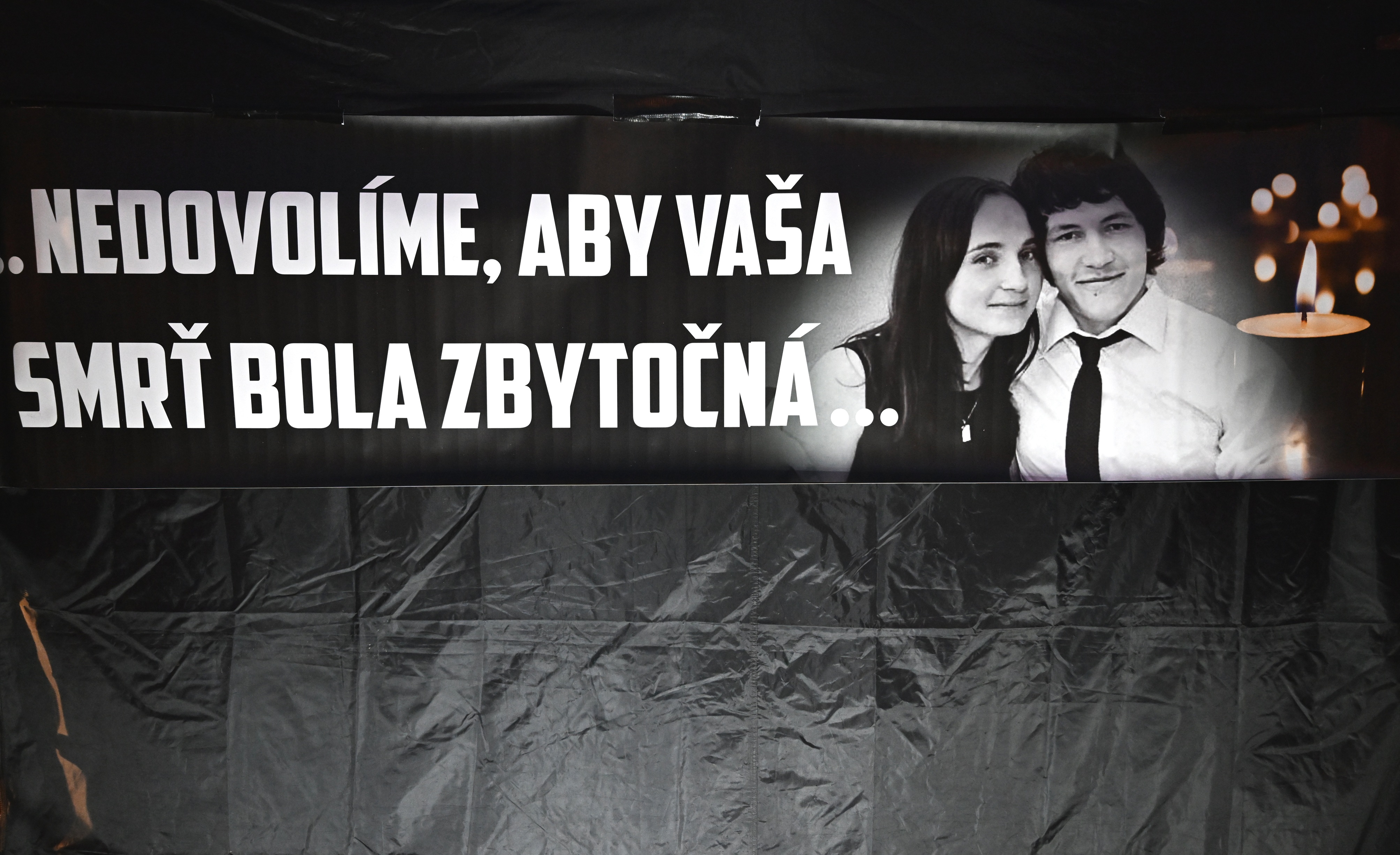 Nápis Nedovolíme, aby vaša smrť bola zbytočná na zhromaždení pri príležitosti ôsmeho výročia vraždy investigatívneho novinára Jána Kuciaka a jeho snúbenice Martiny Kušnírovej v Košiciach v sobotu 21. februára 2026.