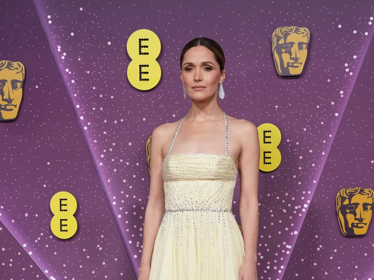 Herečka Rose Byrne prišla v kreácii Miu Miu. 