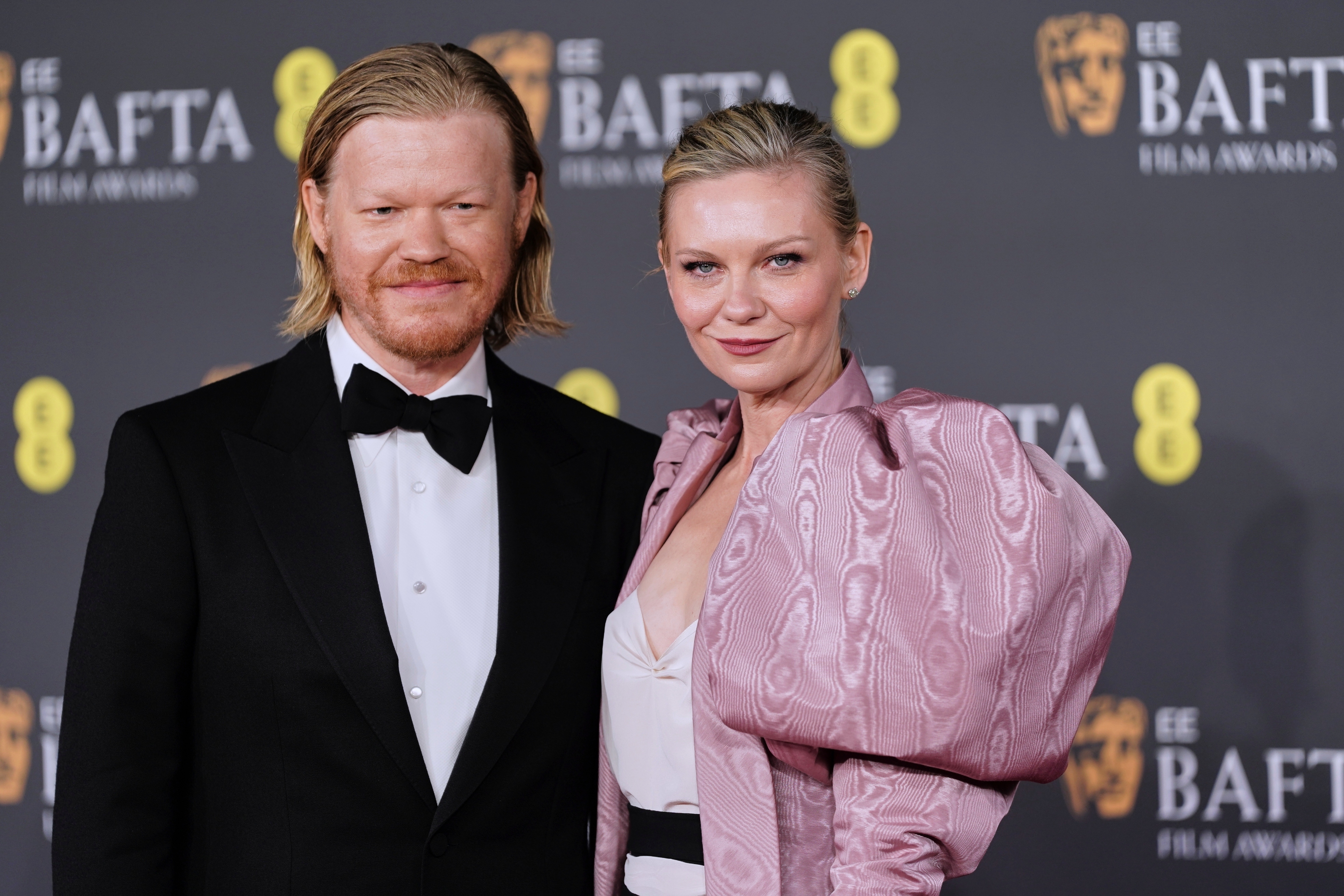 Herec Jesse Plemons a jeho manželka Kirsten Dunst v kreácii Valentino Haute Couture.