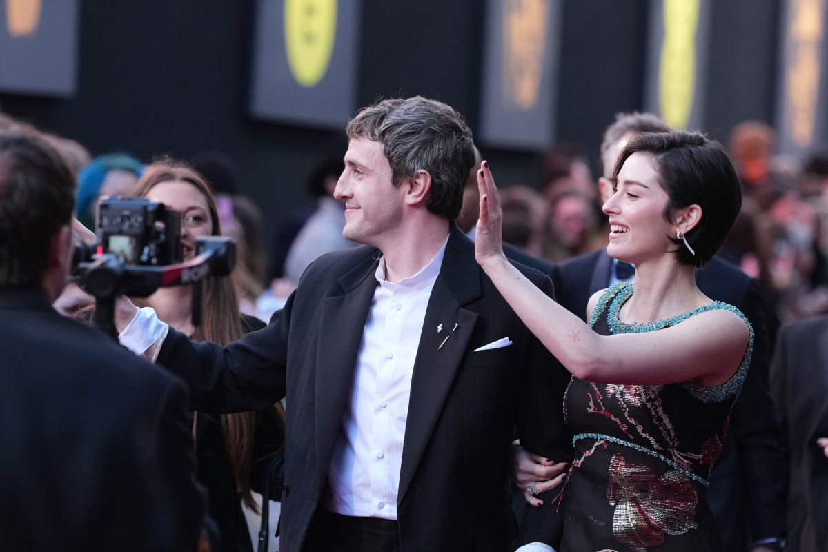 Herec Paul Mescal a jeho partnerka Gracie Abrams.