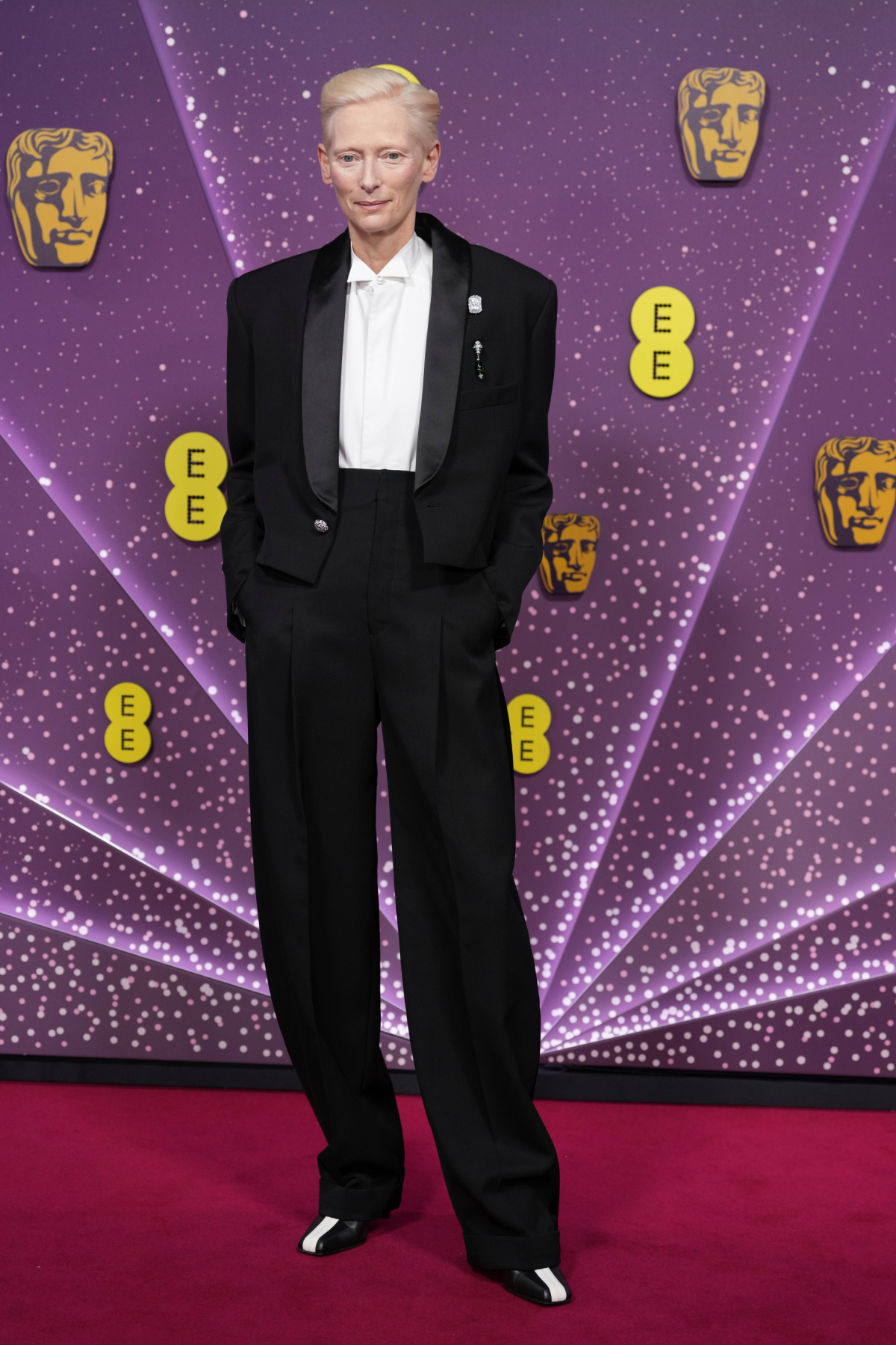 Herečka Tilda Swinton v kreácii Chanel na cenách BAFTA. 