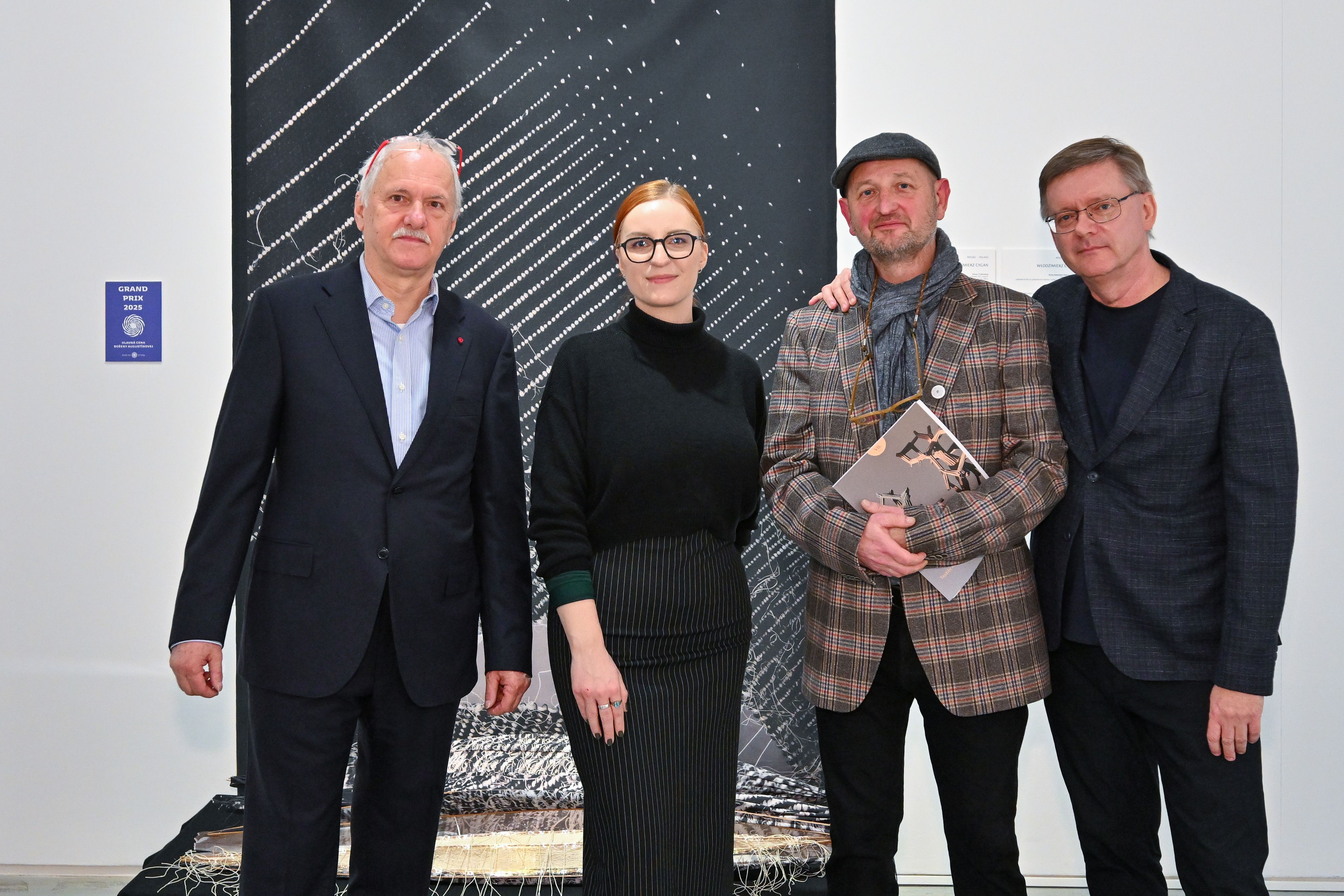 Zľava: Vincent Polakovič - riaditeľ Danubiany, Lenka Krčmárová - koordinatorka výstavy, Andrej Augustín - riaditeľ Textil Art of Today, Ľudovít Petránsky - kurátor výstavy