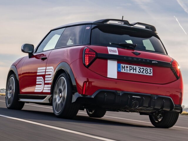 Na výber sú tri motorizácie vrátane najvýkonnejšej, ktorej základom je Mini JCV s preplňovaným dvojlitrom. K predným kolesám posiela 170 kW.