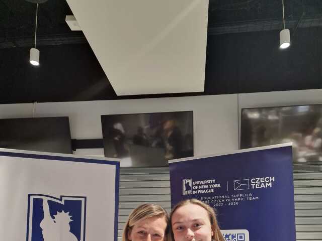 Vľavo Ivana Knudson, vedúca Kariérnej kancelárie University of New York in Prague (UNYP) počas Career Expo.