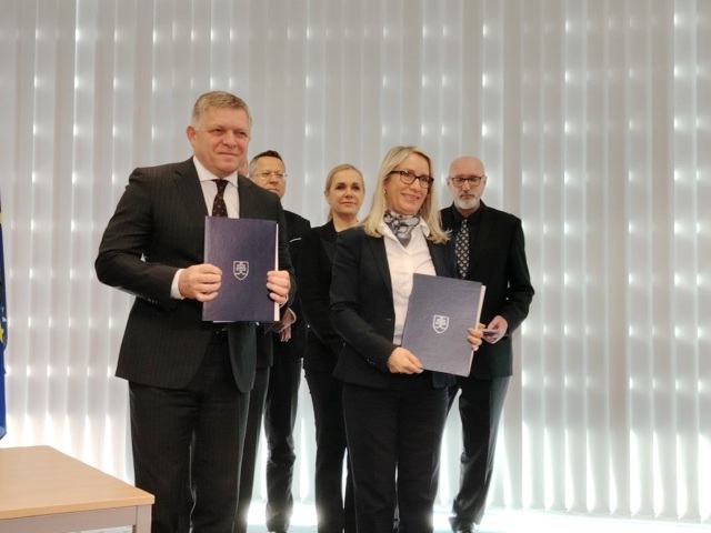 Robert Fico, Hanne Simensen, Slovalco