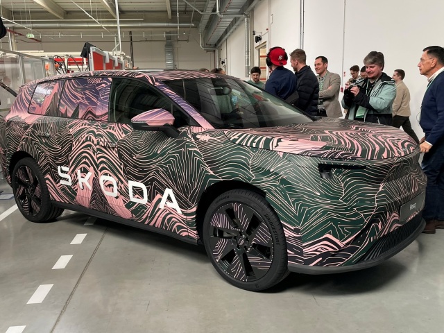 Škoda Peaq bude mať na dĺžku okolo piatich metrov a odvezie sedem cestujúcich v troch radoch. je to poriadny kus auta.