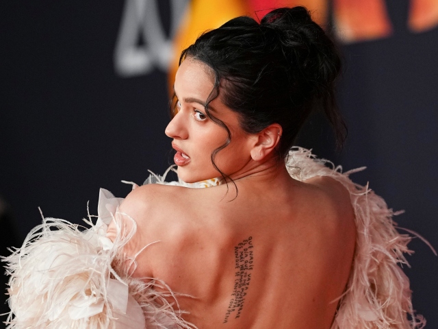 Rosalia v kreácii Chanel na vyhlásení Brit Awards 2026.