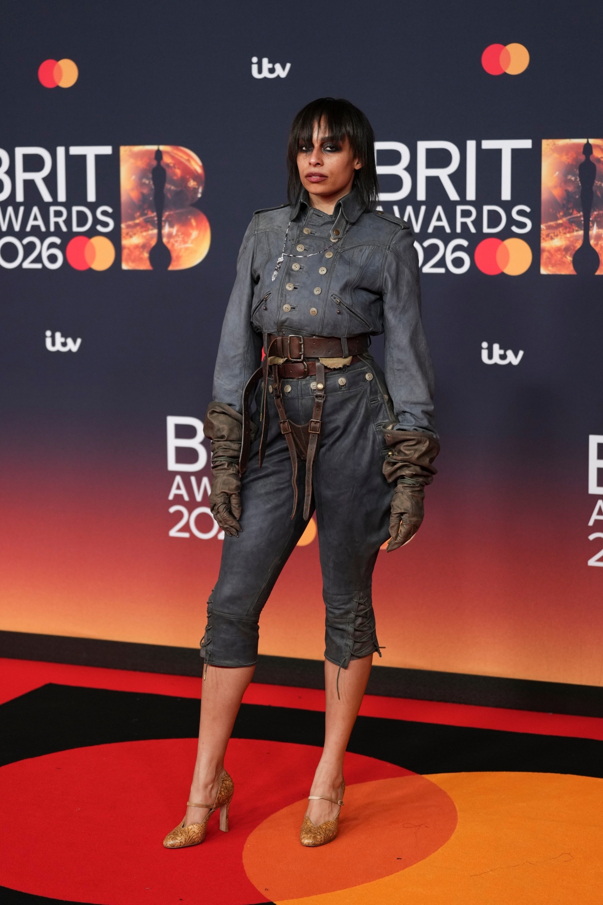 Celeste pózuje na vyhlásení Brit Awards 2026.