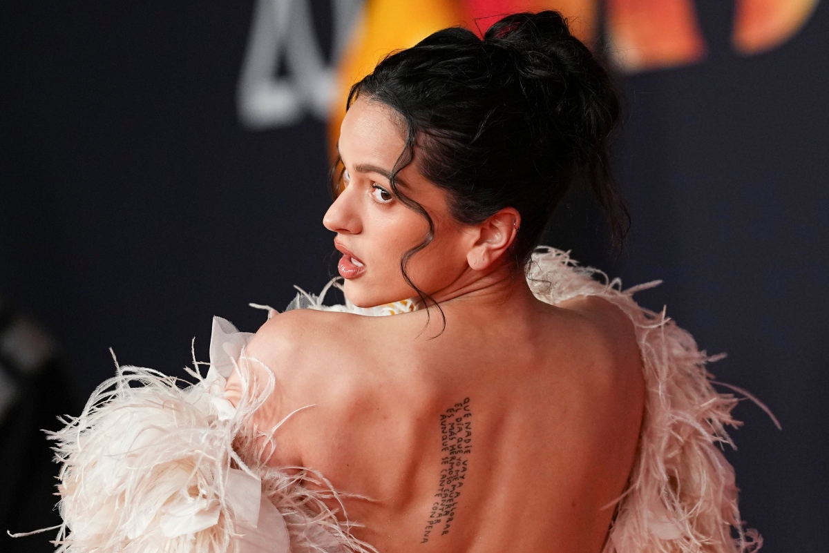 Rosalia v kreácii Chanel na vyhlásení Brit Awards 2026.