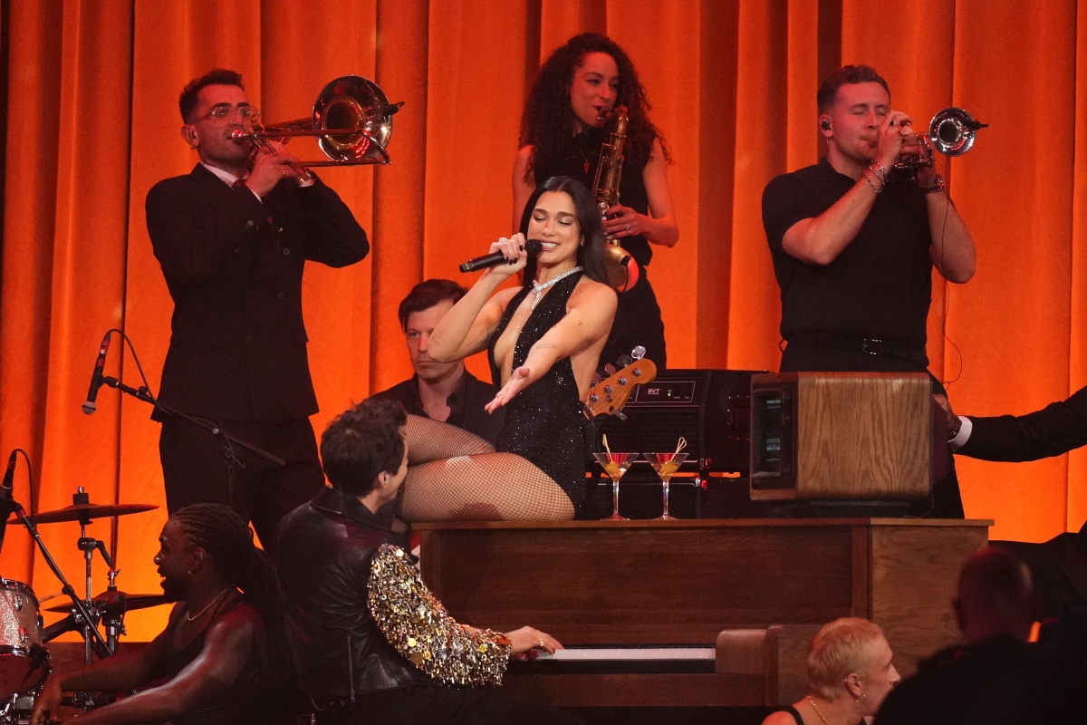 Speváčka Dua Lipa počas vystúpenia na Brit Awards 2026.