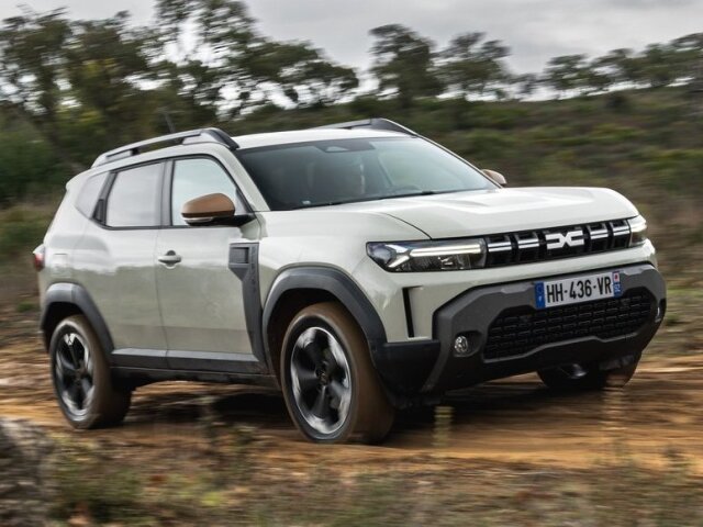 Navonok sa nový hybridná verzia so štvorkolkou a s dvojpalivovou sústavou nelíši od bežných hybridov. Na zadnom veku je len diskrétny nápis 4x4.