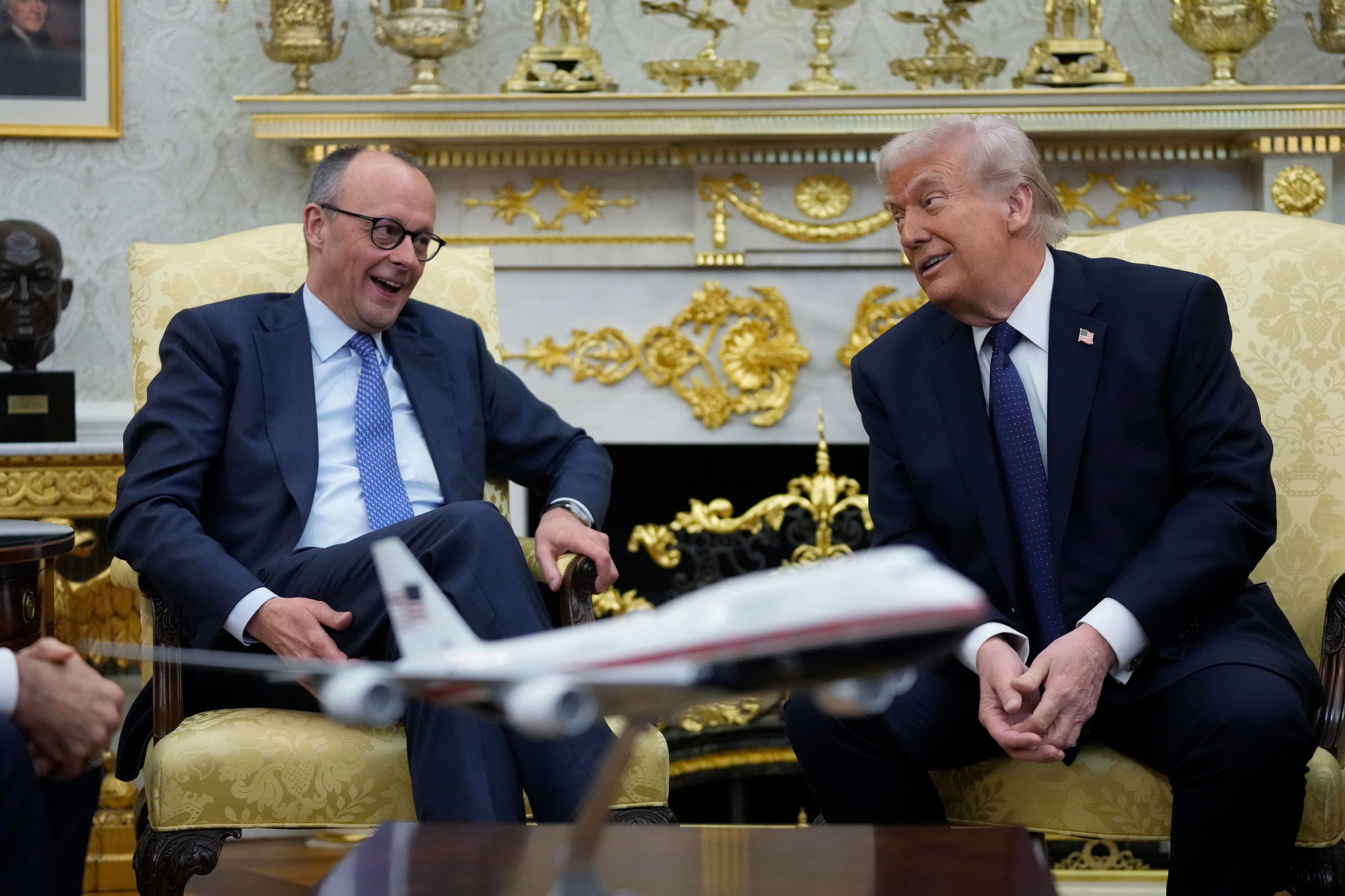 Prezident Donald Trump sa stretol s nemeckým kancelárom Friedrichom Merzom v Oválnej pracovni Bieleho domu 3. marca 2026 vo Washingtone.