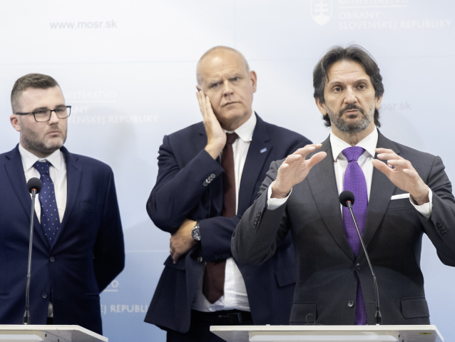 Na snímke zľava predseda predstavenstva Jakub Krchňavý, riaditeľ EURENCO Thierry Francou a minister obrany SR Robert Kaliňák (Smer-SD) počas tlačovej konferencie po podpise memoranda medzi spoločnosťou EURENCO a spoločnosťou ZVS holding v stredu 4. marca 2026 v Bratislave. FOTO TASR - Martin Baumann