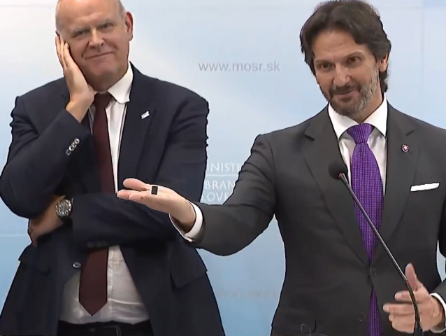 Minister obrany Robert Kaliňák ukazuje jeden z hlavných produktov, ktoré sa budú vyrábať v Strážskom.