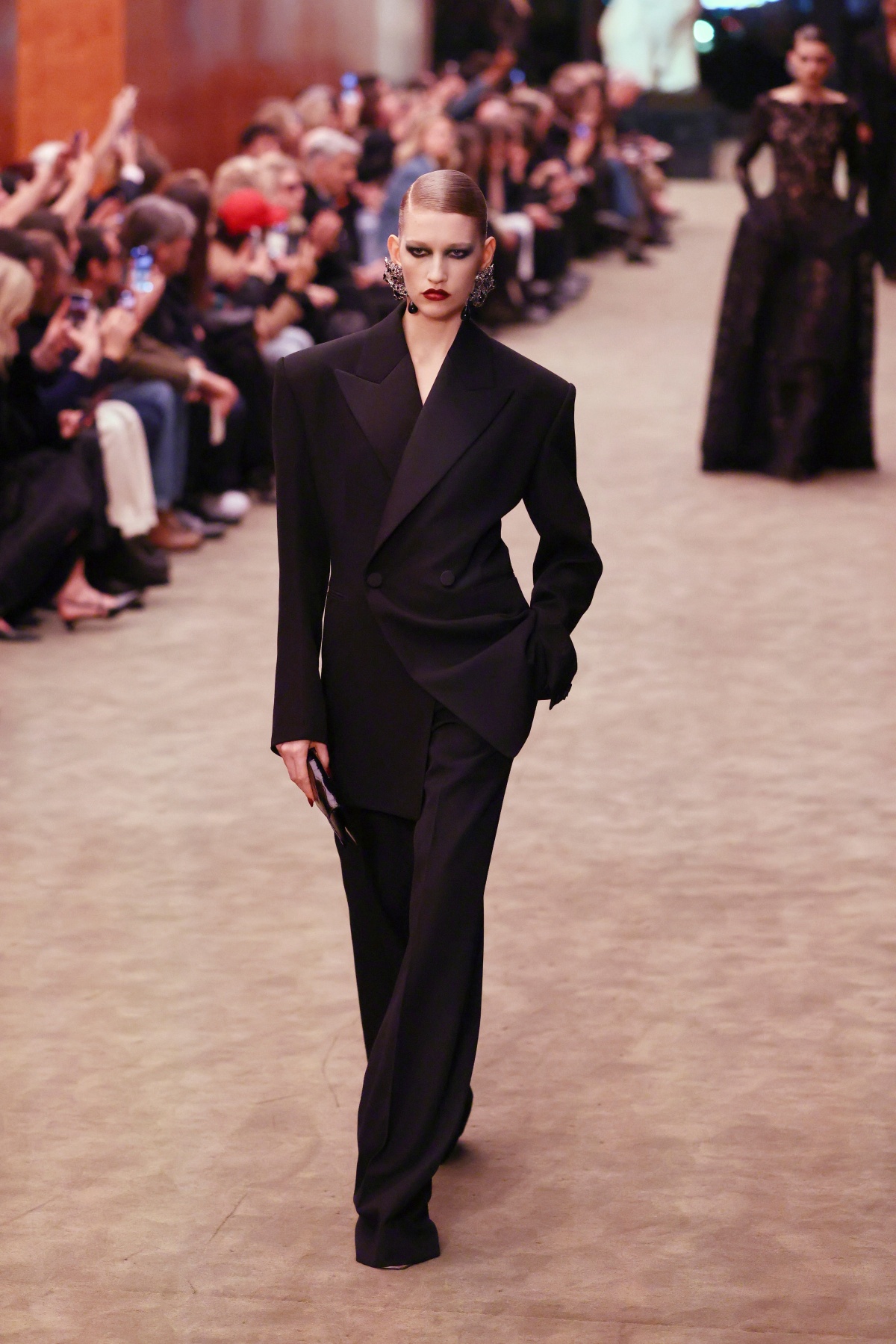 Modelka na prehliadke ateliéru Saint Laurent v Paríži. 