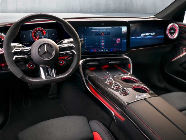 Interiér nového AMG GT 4-Door je nabití emóciami. Autentický jazdný zážitok má priniesť simulácia 8-valca. Vidieť to na prístrojovom paneli s virtuálnym otáčkomerom.