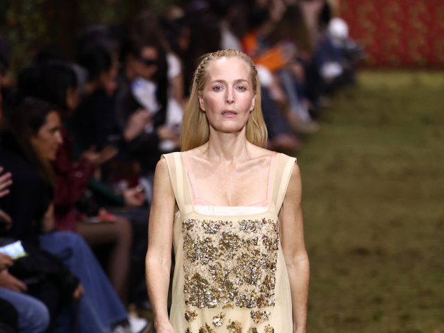 Gillian Anderson v kreácii Miu Miu