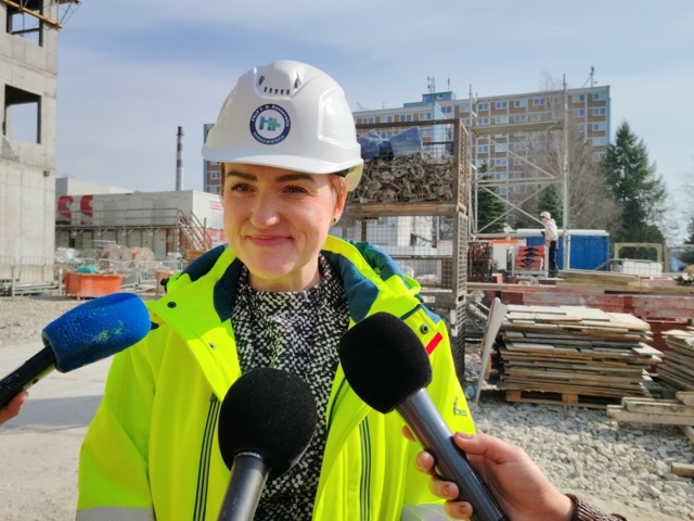 Riaditeľka nemocnice Miriam Lapuníková hovorí, že denne je na stavbe zhruba tristo robotníkov.