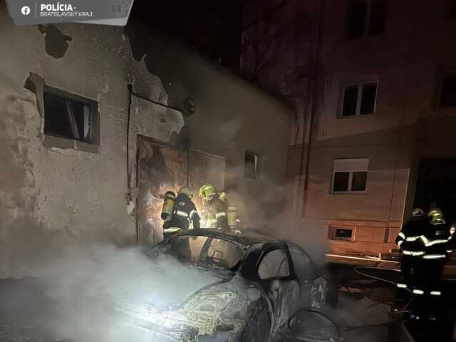 požiar autá hasiči polícia bratislava