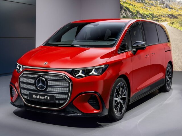 Mercedes-Benz VLA sa odpútal od svojich spaľovacích súrodencov. Postavený je na novej, čisto elektrickej platforme MB.EA. Luxusnú orientáciu vidieť aj na dizajne s veľkou posvietenou maskou. Svetlá Digital Light s grafikou hviezd tiež naznačujú „civilný“ charakter tejto hyperluxusnej dodávky.