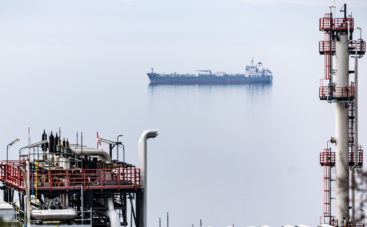 ropa, rafinéria, MOL, tanker,