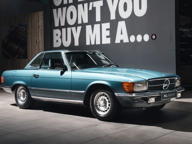 Tento Mercedes-Benz SL 500 bol vyrobený v roku 1982. Svoj dlhý život však nestrávil na asfalte, ale v garáži. Stál predlhých 42 rokov.
